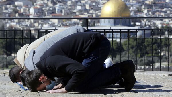 Islamski vernici se mole na Maslinovoj gori u Jerusalimu - Sputnik Srbija