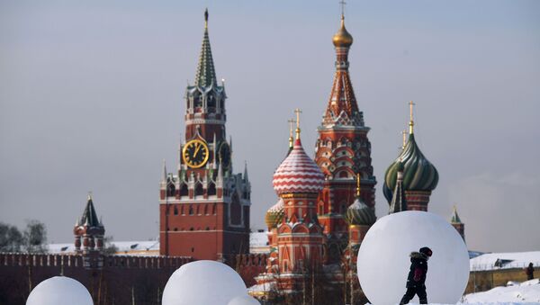 Pogled na Kremlj i Hram Vasilija Blaženog u Moskvi - Sputnik Srbija