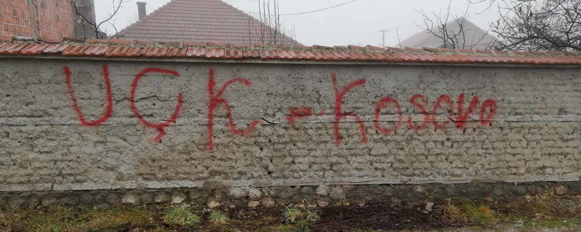 Na zidu porodične kuće familije Krstović u Goraždevcu grafit s porukom „OVK – Kosovo“ - Sputnik Srbija, 1920, 21.07.2021