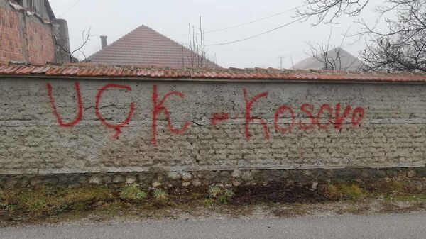 На зиду породичне куће фамилије Крстовић у Гораждевцу графит с поруком „ОВК – Косово“ - Sputnik Србија