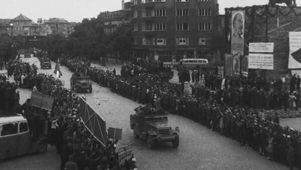 Становници Софије дочекују совјетску војску, која је ослободила град од немачких окупатора  - Sputnik Србија