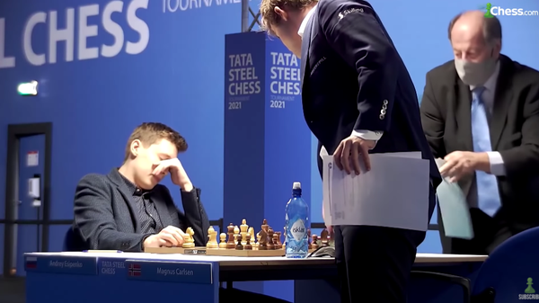 Ruski šahista Andrej Esipenko, levo, posle pobede nad Magnusom Karlsenom, desno - Sputnik Srbija