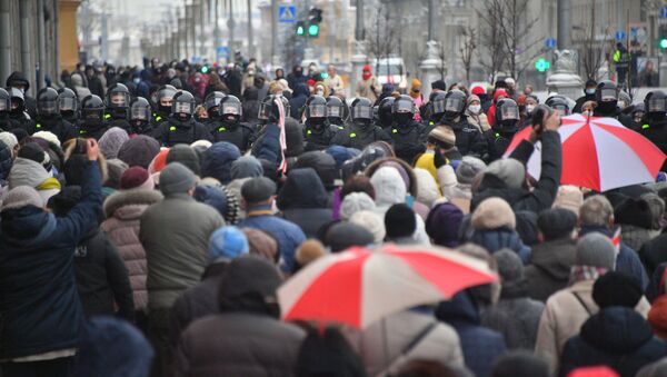 Присталице белоруске опозиције и припадници полиције на протесту у Минску - Sputnik Србија
