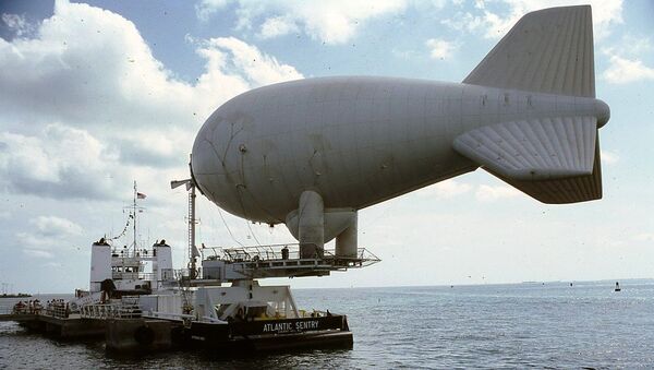 Aerostat brod „Atlantik sentri“ sa balonom na pristaništu Malori u septembru 1987. - Sputnik Srbija