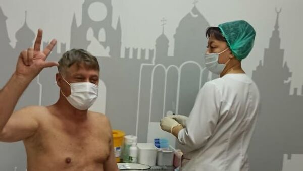 Мирослав Лазански на пункту за вакцинацију у Москви - Sputnik Србија