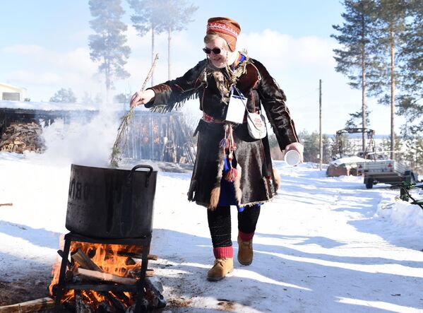 Шаман и чувар традиције народа Сами, Нађа Фенина кува чорбу за празник „Мистични север, Карелија - Sputnik Србија