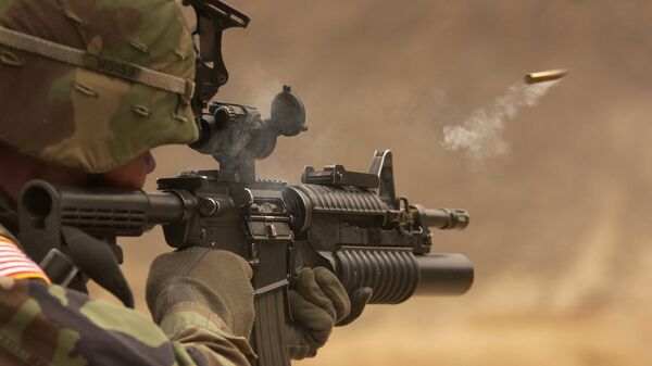 Амерички војник са пушком М4 компаније „Колт“ - Sputnik Србија