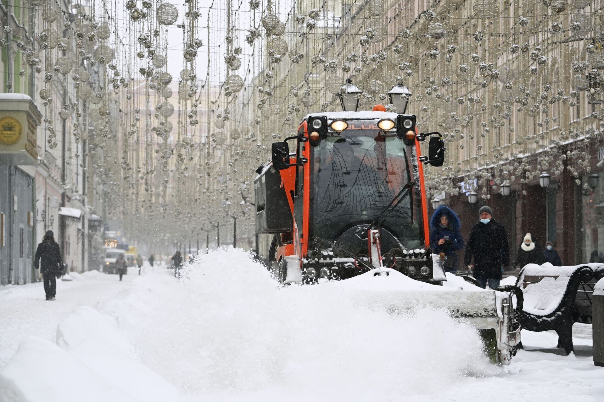Snežna mećava u Moskvi, 60.000 komunalaca pokušava da spreči kolaps grada /foto/ - Sputnik Srbija, 1920, 12.02.2021