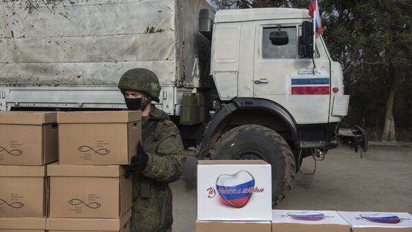 Vojnik ruskog Centra za pomirenje zaraćenih strana u Karabahu priprema pakete sa humanitarnom pomoći stanovnicima Martakerta - Sputnik Srbija