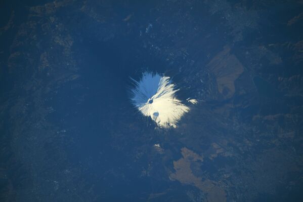 Планина Фуџијама прекривена снегом коју је са Међународне свемирске станице снимио јапански астронаут Соичи Ногучи. - Sputnik Србија