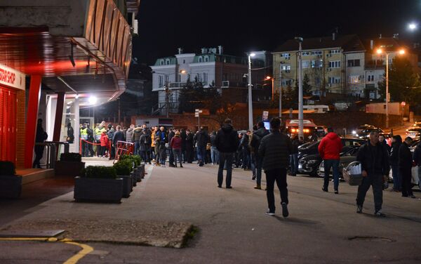 Група навијача Црвене звезде испред стадиона „Рајко Митић“ - Sputnik Србија