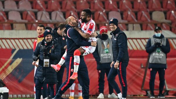 Fudbaler Crvene zvezde Gejlor Kanga proslavlja gol protiv Milana - Sputnik Srbija
