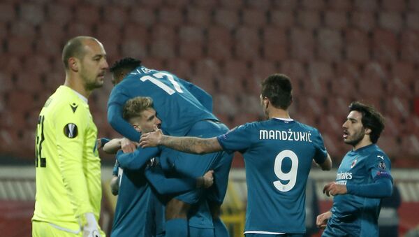 Фудбалер Милана Тео Ернандез прославља гол из пенала са својим саиграчима - Sputnik Србија