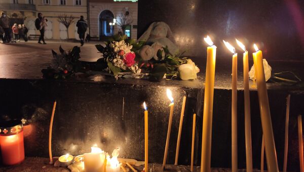 Новосађани пале свеће у част Ђорђа Балашевића - Sputnik Србија