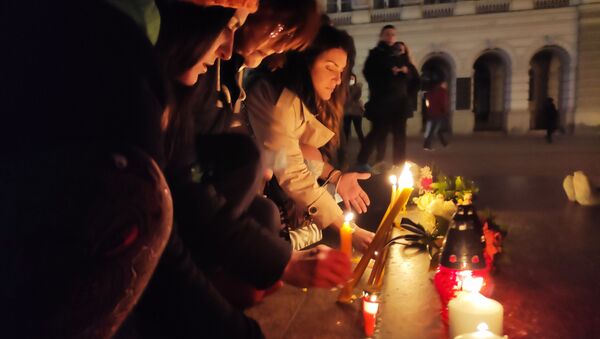Новосађани пале свеће у част Ђорђа Балашевића - Sputnik Србија