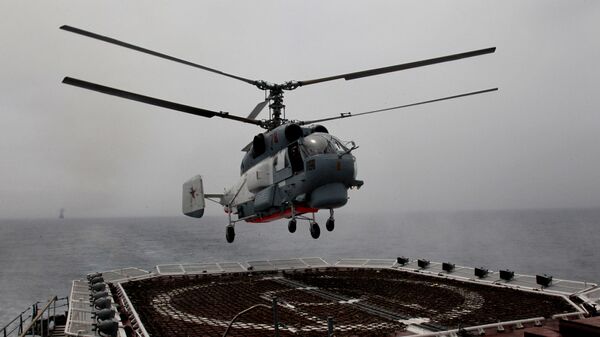 Helikopter Tihookeanske flote Ka-27PS sleće na palubu raketne krstarice Varjag tokom zajedničkih vojnih vežbi Rusije i Kine - Sputnik Srbija