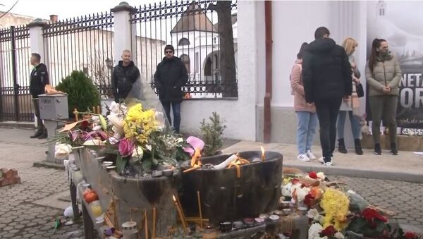 Novi Sad, Novosađani pale sveće ispred kuće Đoleta Balaševića  - Sputnik Srbija
