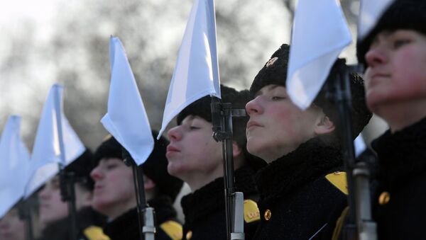 Vojnici na ceremoniji polaganja cveća u Jekaterinburgu - Sputnik Srbija