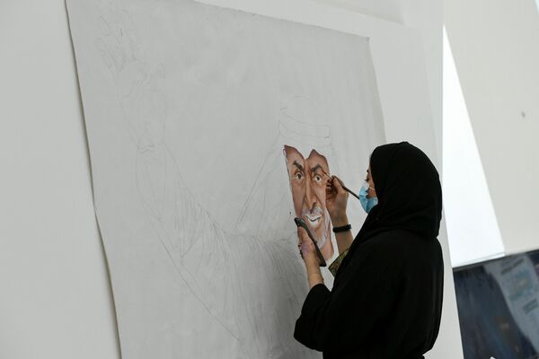 Девојка слика портрет престолонаследника Мухамеда бин Зајида ел Нахјана на војно-техничкој изложби IDEX-2021 в Абу Дабију - Sputnik Србија