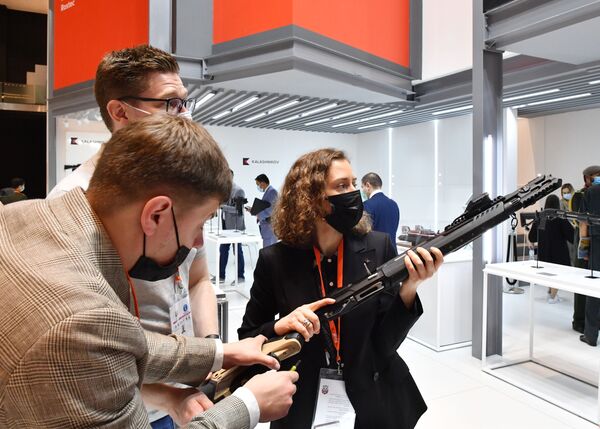 Пушка МП-155 „Ултима“ коју је направио концерн „Калашњиков“ на изложби IDEX-2021 у Абу Дабију - Sputnik Србија