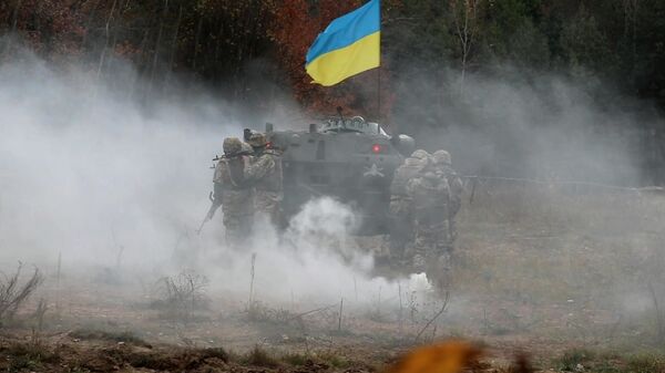 Украјински војници поред оклопног возила - Sputnik Србија