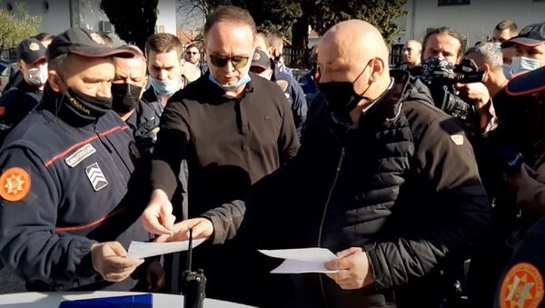 Intervencija policije u Tuzima zbog bojkota epidemioloških mera koje je naložio predsednik opštine Nik Đeljošaj (u sredini) - Sputnik Srbija