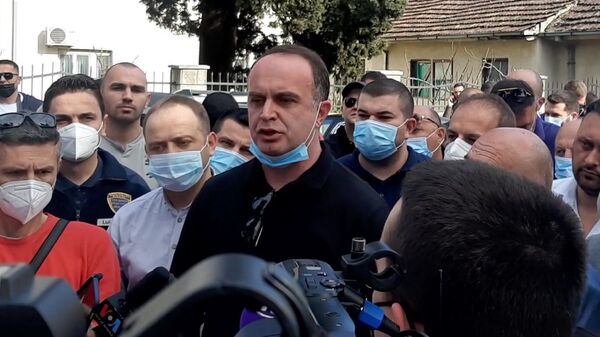 Nik Đeljošaj u Tuzima tokom protesta - Sputnik Srbija