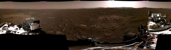Od trenutka kada se aktivirao padobran, sistem kamera je emitovao čitav proces spuštanja, prikazujući dinamičnu vožnju rovera do kratera „Jezero”.

Na fotografiji: panoramski pejzaž Marsa, sastavljen od pojedinačnih slika koje su napravile navigacione kamere na palubi NASA-inog rovera „Mars prezervans“. - Sputnik Srbija