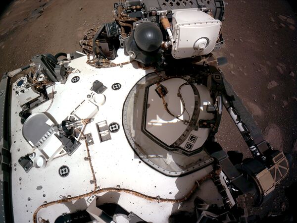 „Prezervans“ se tek zagreva i već nam je poslao neke istorijske snimke u istraživanju svemira. Potvrdio je izvanredan nivo na kojem je izgrađen i preciznost koja je neophodna da se napravi letelica i spusti rover na Mars.

Na fotografiji: rover „Mars prezervans“, koji su snimile navigacijske kamere rovera. Snimljeno 20. februara 2021. - Sputnik Srbija