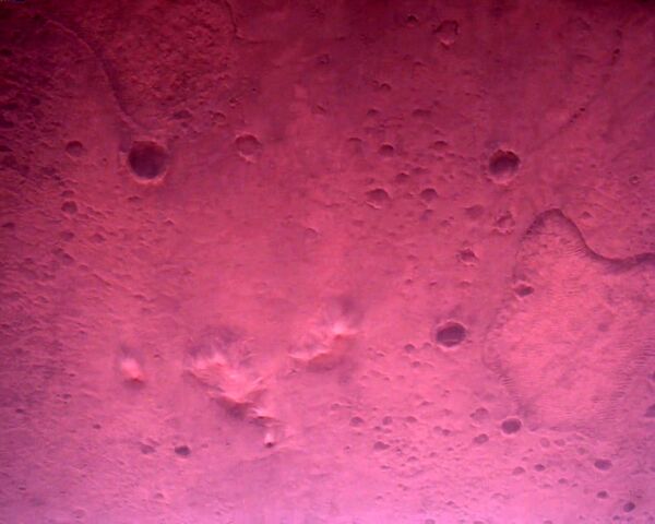 Misija „Istrajnost“ je planirana da traje dve marsovske godine, što je malo više od naše dve godine. Može se očekivati da rover koji je upravo stigao na Crvenu planetu poživi mnogo duže od planirane dve godine.

Na fotografiji: Marsovi krateri uočeni na površini planete. Snimila „rover daun luk“  kamera 22. februara 2021. - Sputnik Srbija