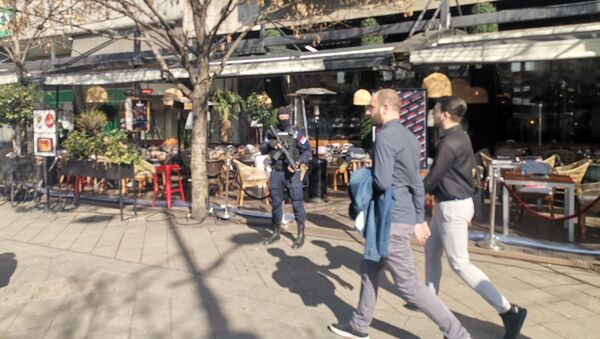 Грађани пролазе док је у познатом кафићу у центру у току акција полиције - Sputnik Србија