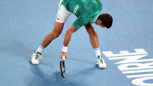 Novak Đoković razbija reket na Australijan openu 2021. - Sputnik Srbija