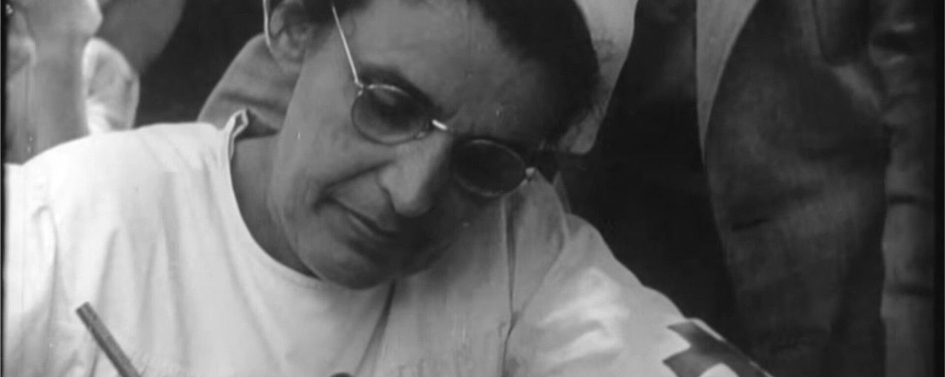 Diana Budisavljević popisuje decu koju spašava iz logora u NDH  - Sputnik Srbija, 1920, 09.04.2021