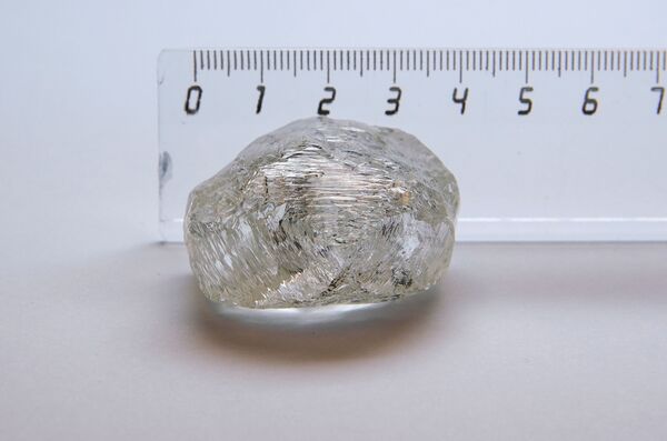 Retki neobrađeni dijamant 2C BLK CLEAV 242CT, mase 242,31 karata - Sputnik Srbija