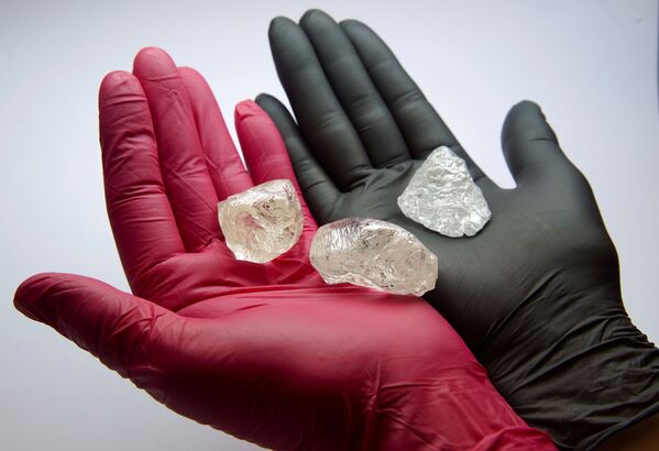 Retki neobrađeni dijamant 2C BLK CLEAV 242CT, mase 242,31 karata. - Sputnik Srbija