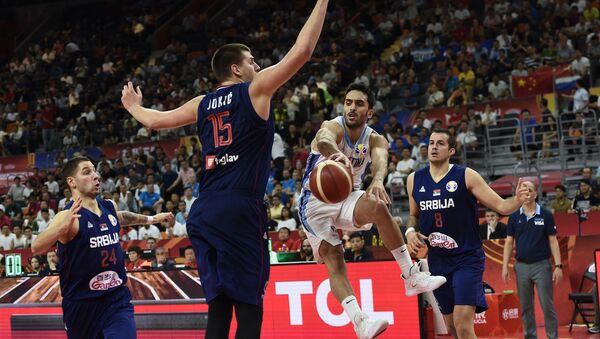 Nikola Jokić i Fakundo Kampaco u duelu Srbije i Argentine na Mundobasketu 2019. - Sputnik Srbija
