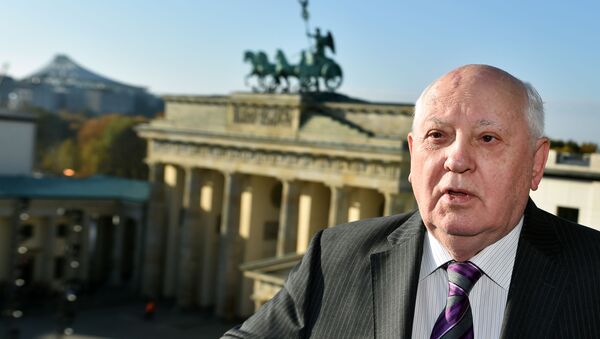 Bivši predsednik SSSR-a Mihail Gorbačev ispred Brandemburške kapije u Berlinu - Sputnik Srbija