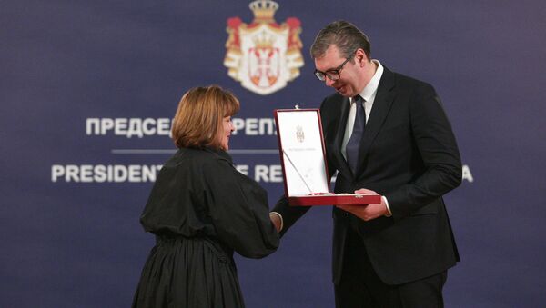 Predsednik Srbije Aleksandar Vučić uručio Sretenjski orden Manani Popovoj  - Sputnik Srbija