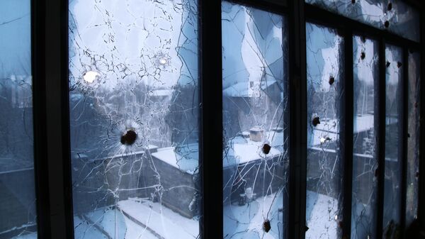 Трагови метака на прозорима куће у Доњецкој области - Sputnik Србија