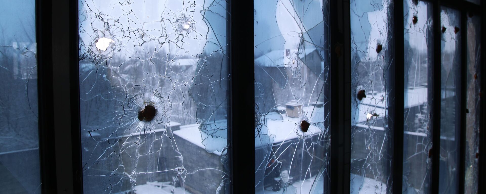 Tragovi metaka na prozorima kuće u Donjeckoj oblasti - Sputnik Srbija, 1920, 13.04.2021