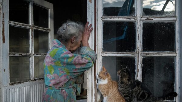 Абовян Асмик плачет в дверях своего дома в селе Неркин Сус, Нагорный Карабах - Sputnik Србија