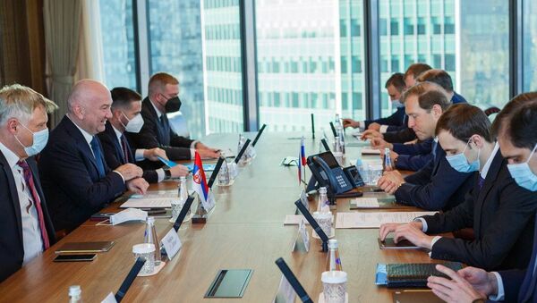 Sastanak koji su u Moskvi održali ministar u Vladi Srbije i kopredsednik Međuvladinog komiteta za saradnju sa Rusijom Nenad Popović i ruski ministar industrije i trgovine Denis Manturov - Sputnik Srbija