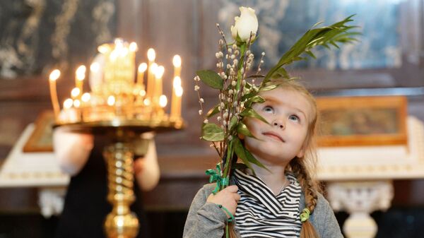 Девојчица у Храму Христа Спаситеља у Москви током Великог поста - Sputnik Србија