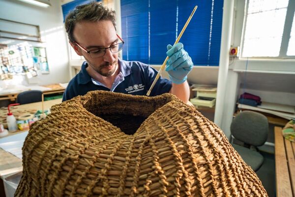 Izraelski arheolog restaurira korpu iz neolita, pronađenu u Judejskoj pustinji.
 - Sputnik Srbija