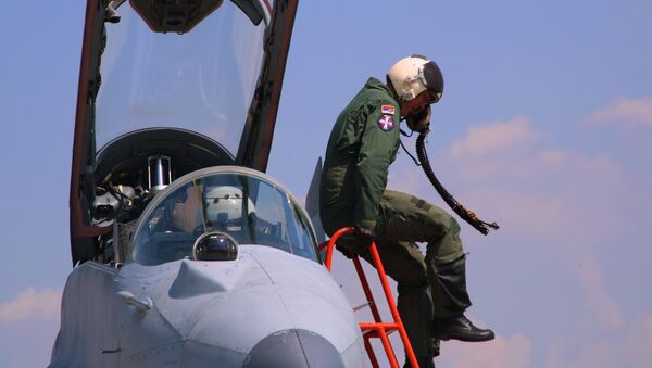 Izlazak iz kokpita lovačkog aviona MiG-29. - Sputnik Srbija