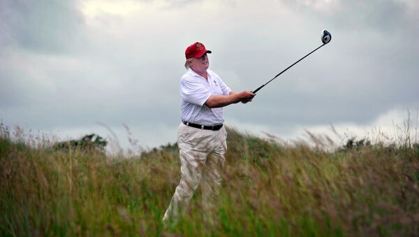 Donald Tramp igra golf na terenu u Aberdinu u Škotskoj 2012. - Sputnik Srbija