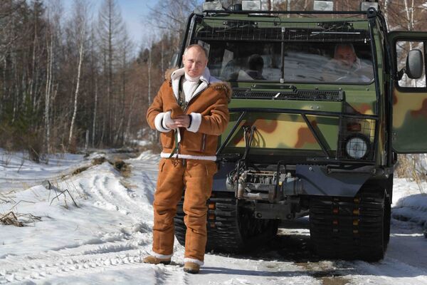 Vladimir Putin i Sergej Šojgu vozili su se kroz tajgu terenskim vozilom, ali su i šetali kroz snežne predele. - Sputnik Srbija