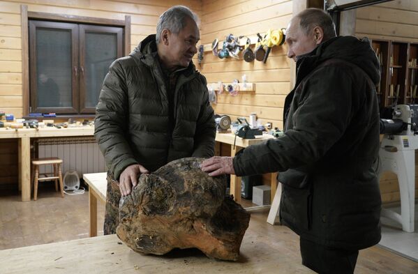 Tokom vikenda u prirodi, Šojgu je Putinu pokazao i njegovu radionicu, gde se bavi hobijem – izrađivanjem raznih predmeta od drveta.  - Sputnik Srbija