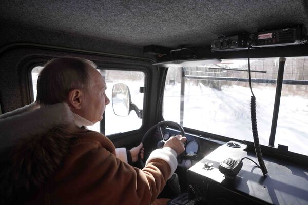 Vladimir Putin, vozeći gusenični terenac, osmatrao je zavejanu tajgu u Sibiru. - Sputnik Srbija