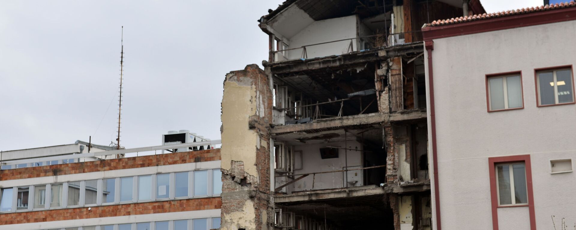 Рушевине зграде РТС-а која је бомбардована 1999. - Sputnik Србија, 1920, 22.04.2023